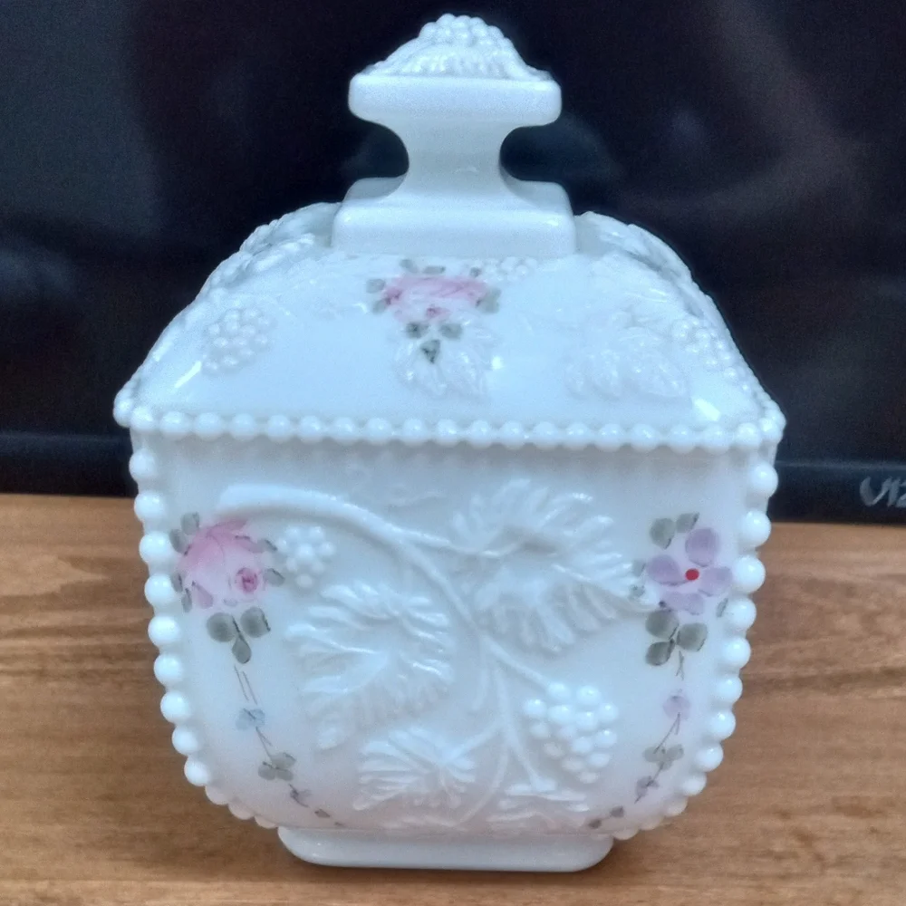 Vintage Pembroke Antique White Milk Glass Candy Dish w/lid - Picture 5 of 9